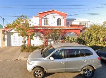 Casa de 4 habitaciones, Ensenada · Propiedad con Muy Amplio Jardin en Colonia Hidalgo, Ensenada
