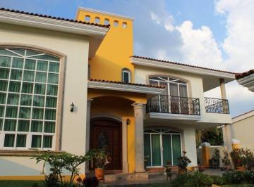 Casa en condominio · 500m² · 4 Recámaras · 6 Estacionamientos · Casa Residencial Amplia en Venta en El Palomar Tlajomulco