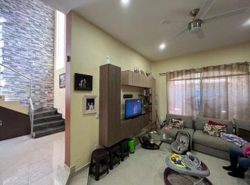Casa · 350m² · 4 Recámaras · 2 Estacionamientos · Casa en Venta en Los Robles Tlajomulco