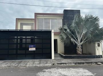 Casa · 298m² · 4 Recámaras · 2 Estacionamientos · Costa de Oro Casa en Venta Remodelada con Alberca 4 Recamaras Cto Serv