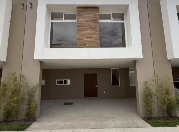 Casa · 209m² · 3 Recámaras · 2 Estacionamientos · Casa en Venta, Residencial Normandia - Metepec