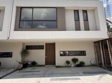 Casa · 242m² · 4 Recámaras · 3 Estacionamientos · Casa en Fraccionamiento Jurica, Av Tecnológico, Metepec