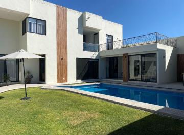 Casa · 423m² · 4 Recámaras · 5 Estacionamientos · Casa en Venta en Atlixco, a m de La Aldea con Alberca y 4 Recámaras