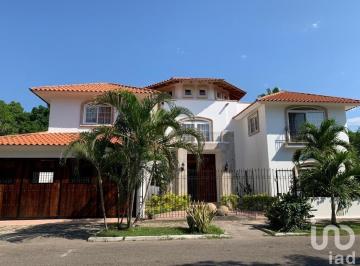 Casa · 798m² · 4 Recámaras · 2 Estacionamientos · Residencia en Venta Nuevo Vallarta Cerca de La Playa