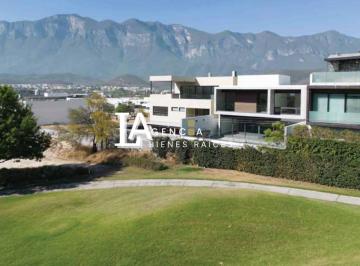 Casa · 445m² · 3 Recámaras · 3 Estacionamientos · Casa en Venta en El Uro | Privada Loreto