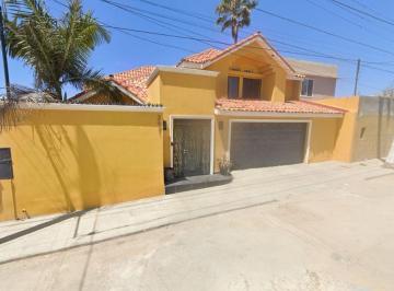 Casa de 3 habitaciones, Tijuana · Amplia Propiedad con Jardin a 5 Calles de Playa Costa Azul