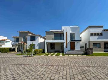 Casa en condominio · 330m² · 4 Recámaras · 2 Estacionamientos · Casa en Venta en Metepec, en Condado del Valle