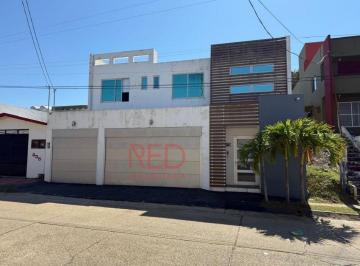 Casa · 350m² · 3 Recámaras · 3 Estacionamientos · Casa Amueblada en Renta, Calle Chihuahua, Col. Petrolera. Coatzacoalcos, Ver.