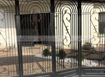 Casa · 330m² · 3 Recámaras · 4 Estacionamientos · Casa en Venta en Lomas del Roble