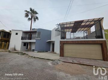 Casa · 220m² · 3 Recámaras · 2 Estacionamientos · Casa en Venta a 3 Minutos del Puente Libre