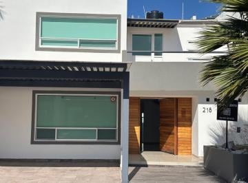 Casa · 300m² · 3 Recámaras · 4 Estacionamientos · Casa en Renta Cumbres del Lago Juriquilla