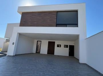 Casa · 234m² · 3 Recámaras · 5 Estacionamientos · Casa en Venta en Altares Residencial Carretera Nacional