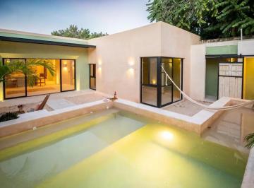 1 · Propiedad en Venta Recién Remodelada con 3 Recamaras en El Centro Merida