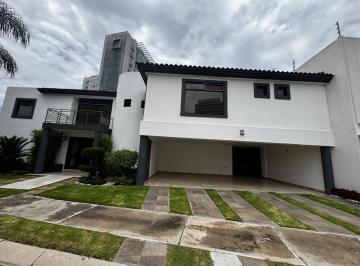 Casa · 466m² · 3 Recámaras · 3 Estacionamientos · Casa en Venta en El Fraccionamiento Puerta Paraíso