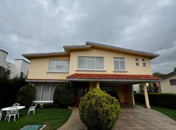 Casa · 394m² · 4 Recámaras · 4 Estacionamientos · Casa en Residencial Valle de Zamarrero