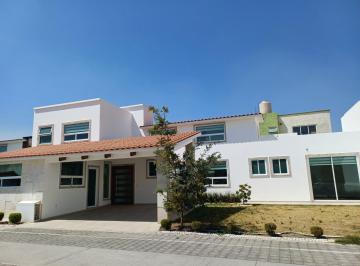 Casa · 340m² · 4 Recámaras · 3 Estacionamientos · Casa en Venta en Metepec