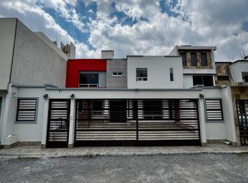 Casa · 297m² · 4 Recámaras · 3 Estacionamientos · Casa en Venta en Cacaloman Toluca