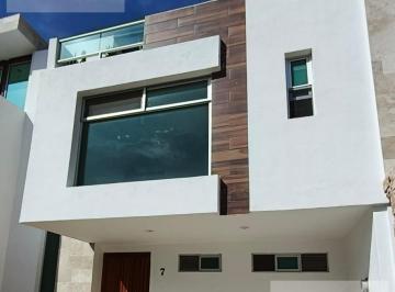 Casa · 4 Recámaras · 2 Estacionamientos · Casa en Renta