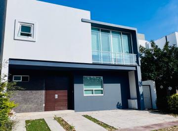 Casa en condominio de 4 habitaciones, Tlajomulco de Zúñiga · Hermosa Casa Fraccionamiento La Rioja, Frente a Parque!