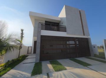 Casa · 470m² · 4 Recámaras · 3 Estacionamientos · Casa en Venta con Alberca en Las Olas Riviera Veracruzana Alvarado Veracruz