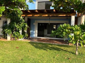 Casa · 200m² · 2 Recámaras · 1 Estacionamiento · Casa en Renta Isla Dorada Frente Laguna Cancun