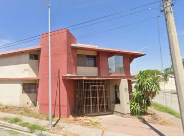 Casa de 4 habitaciones, Torreón · Preciosa Casa con Alberca a 5 Min de La Unidad Deportiva de Torreon