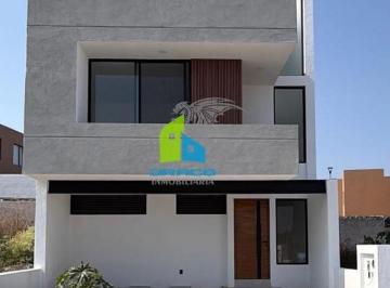 Casa · 220m² · 4 Recámaras · 2 Estacionamientos · Casa - Fraccionamiento Zibatá
