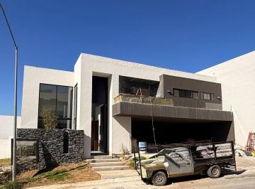 Casa · 364m² · 4 Recámaras · 3 Estacionamientos · Casa - Fraccionamiento Bosques de Las Misiones Sector Encino