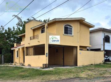 Casa · 227m² · 3 Recámaras · 2 Estacionamientos · Casa en Venta Col. El Charro, Av La Herradura, Tampico