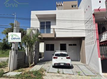 Casa · 174m² · 3 Recámaras · 2 Estacionamientos · Casa en Col. Loma Alta, Calle Loma Azul, Tampico