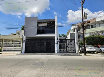 Casa · 199m² · 2 Estacionamientos · Casa en Unidad Nacional