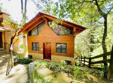Casa · 400m² · 4 Recámaras · 3 Estacionamientos · 2 Cabañas en Venta en Mazamitla