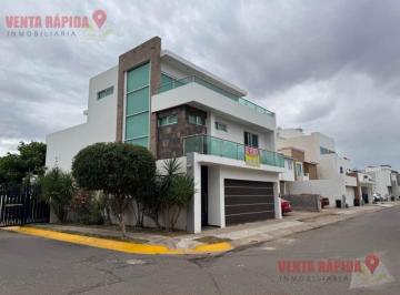 Casa · 360m² · 5 Recámaras · 2 Estacionamientos · Casa en Privada con 5 Recamaras