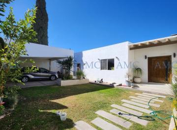 Propiedad principal · Casa en Venta de Una Planta con Amplio Terreno y Locales Para Renta | Excelente Oportunidad de Inver