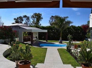 Casa · 466m² · 4 Recámaras · 6 Estacionamientos · Casa en Venta en Juriquilla con Alberca y Recamara en P. B. Queretaro.