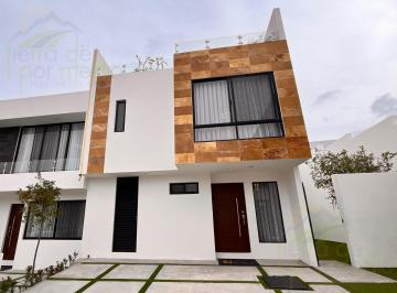 Casa · 182m² · 4 Recámaras · 2 Estacionamientos · Casa con Roof Garden en Privada con Cine Vip en Zibatá Queretaro