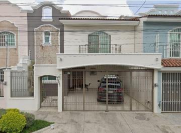 Casa de 4 habitaciones, Guadalajara · Casa en Bosques de La Victoria, Guadalajara, con 4 Recamaras, 2 Estacionamientos y Patio.