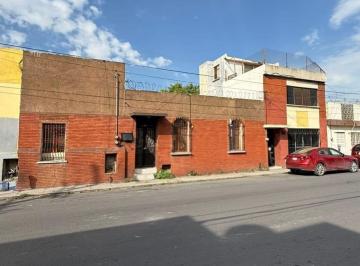 Casa · 258m² · 5 Recámaras · Casa en Venta de 2 Niveles en Centro de Monterrey