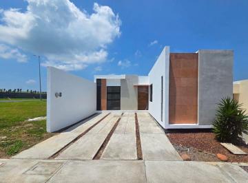 Casa de 2 habitaciones, Alvarado · ¡Casa Frente a Parque, Vista Al Mar y Ubicada en La Zona Residencial de Veracruz!