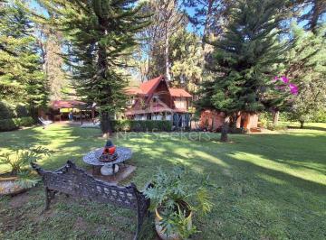 Casa en condominio de 3 habitaciones, Valle de Bravo · Cabaña en Venta con Jardín en El Centro de Avandaro