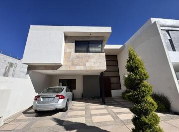 Casa de 4 habitaciones, San Luis Potosí · Casa en Venta en La Privada San Angel 2 en San Luis Potosi de 4 Recamaras, Una en Planta Baja.