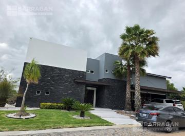 Casa · 530m² · 3 Recámaras · 2 Estacionamientos · Casa en Renta en El Campanario