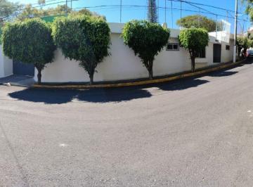 Casa · 382m² · 2 Recámaras · 3 Estacionamientos · Una Sola Planta