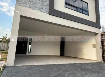 Casa · 261m² · 3 Recámaras · 2 Estacionamientos · Casa en Venta en Santiago