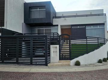 Casa · 270m² · 3 Recámaras · 4 Estacionamientos · Casa en Venta en Cumbres del Lago, en Esquina.