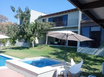 Casa de 7 habitaciones, Xochitepec · Casa con 1000 m² de Superficie de Terreno y 4 Habitaciones en Venta y Renta en Club de Golf Santa F