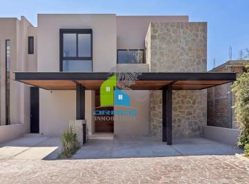 Casa · 340m² · 4 Recámaras · 3 Estacionamientos · Casa - Altozano El Nuevo Queretaro