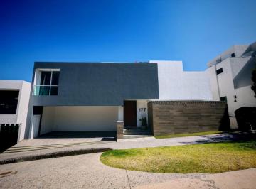 Casa en condominio · 482m² · 4 Recámaras · 3 Estacionamientos · Casa en Venta con Precio de Promocion en Privada Sierrazul, San Luis Potosí