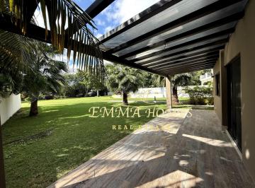 Casa · 557m² · 4 Recámaras · 5 Estacionamientos · Casa en Lagos del Sol