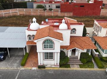 Casa · 268m² · 3 Recámaras · 4 Estacionamientos · Casa en Venta Residencial Versalles Metepec
